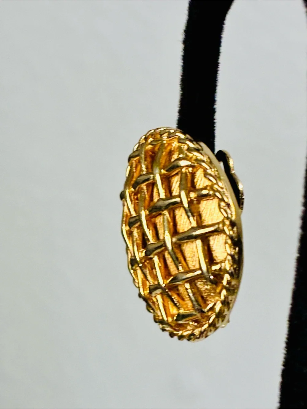 VTG 90s Textured Gold Lattice Disc Clip Earrings Old Money Classic